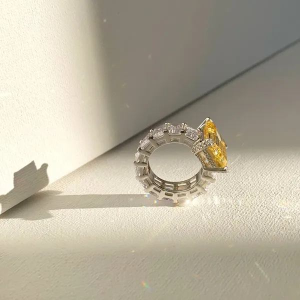 Стильна каблучка з крупним жовтим каменем в сріблі