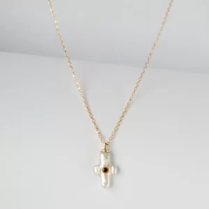 Pearl pendant with spinel