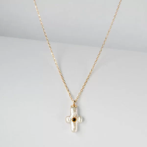 Pearl pendant with spinel