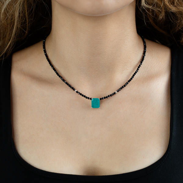 Choker made of black spinel with a hydrothermal emerald pendant 10*8mm