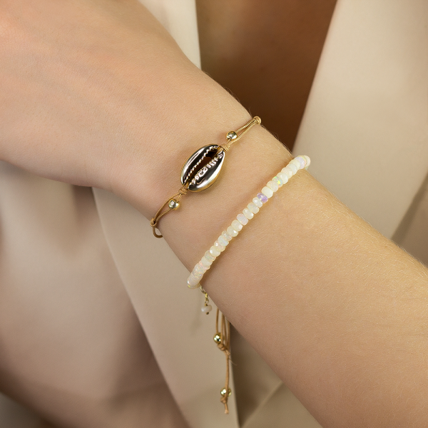Bracelet with cowrie shell