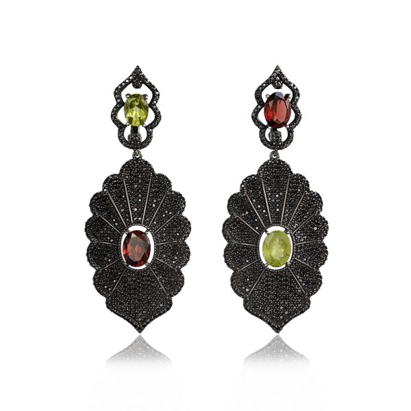 Earrings with garnet, chrysolite and spinel