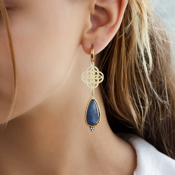 Earrings with kyanite and motherpearl